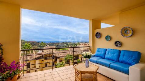 Apartment with Beautiful Sea Views and Golf Community Access