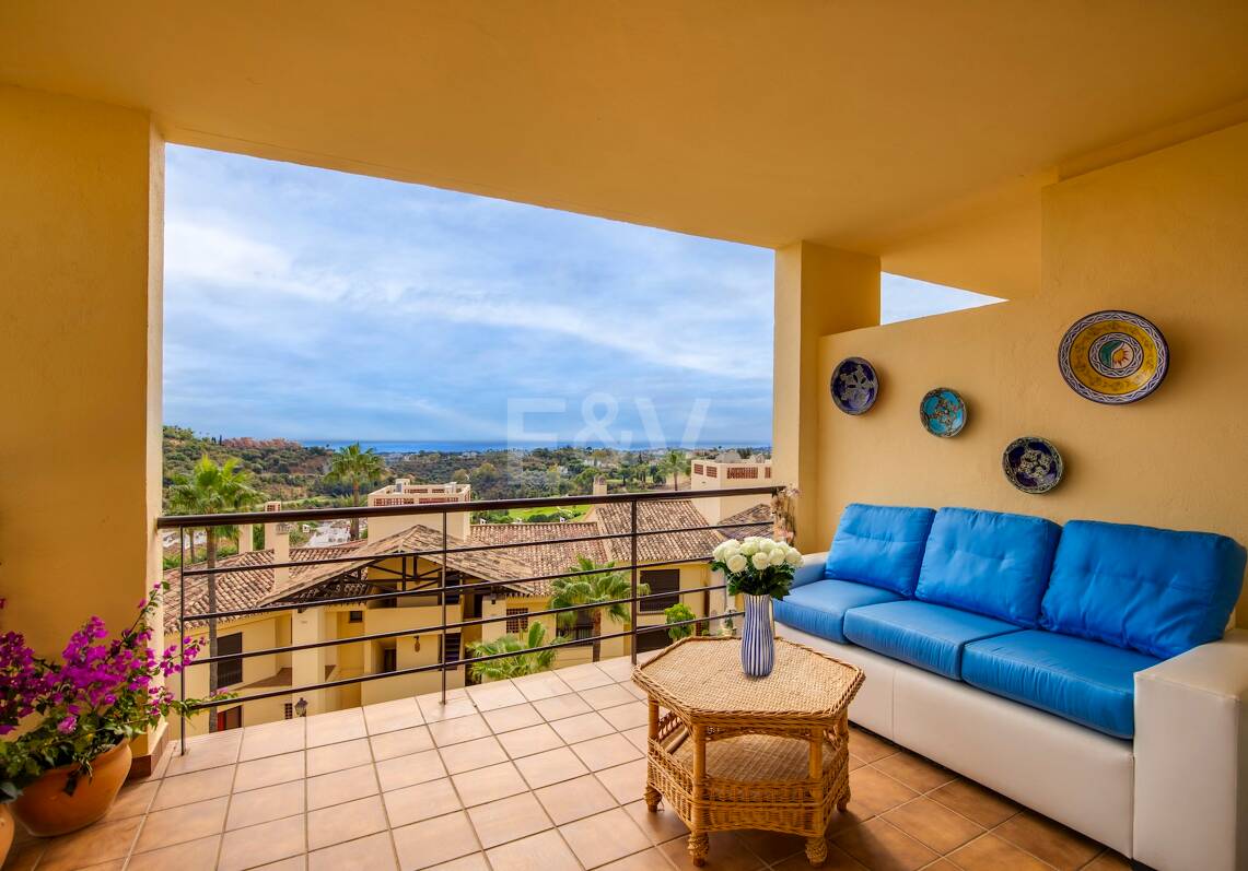 Apartment with Beautiful Sea Views and Golf Community Access