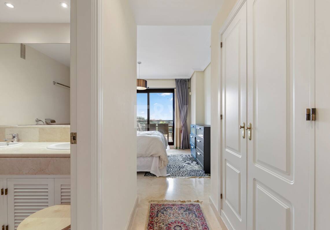 Apartment with Beautiful Sea Views and Golf Community Access