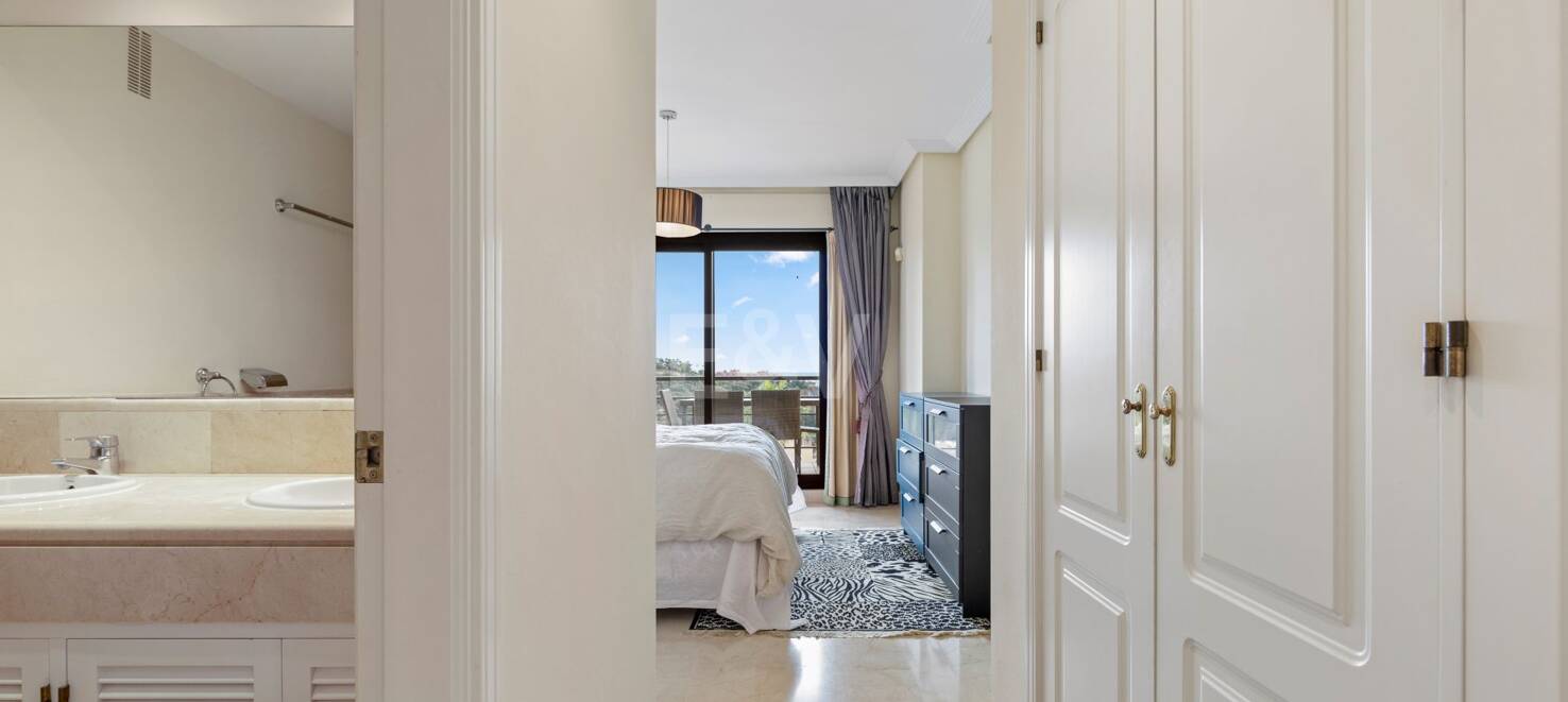 Apartamento con Hermosas Vistas al Mar y Acceso a Comunidad de Golf