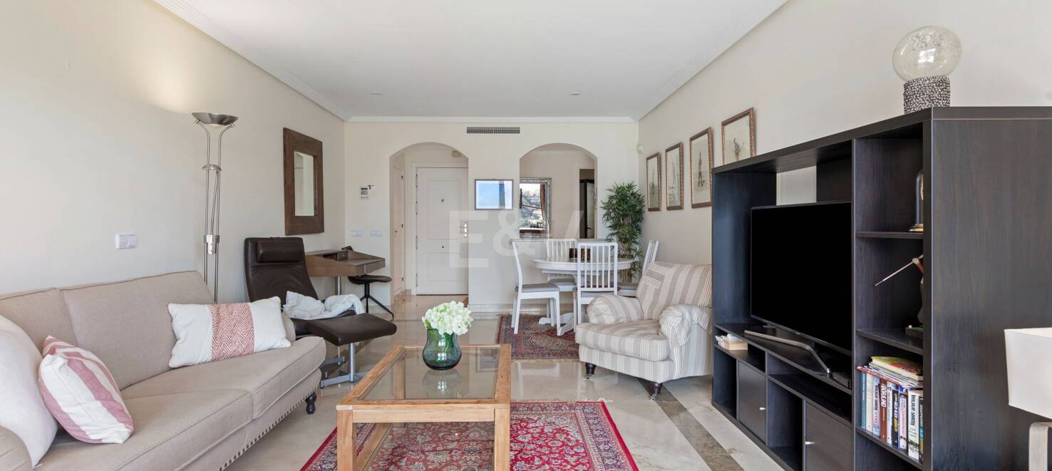 Apartamento con Hermosas Vistas al Mar y Acceso a Comunidad de Golf