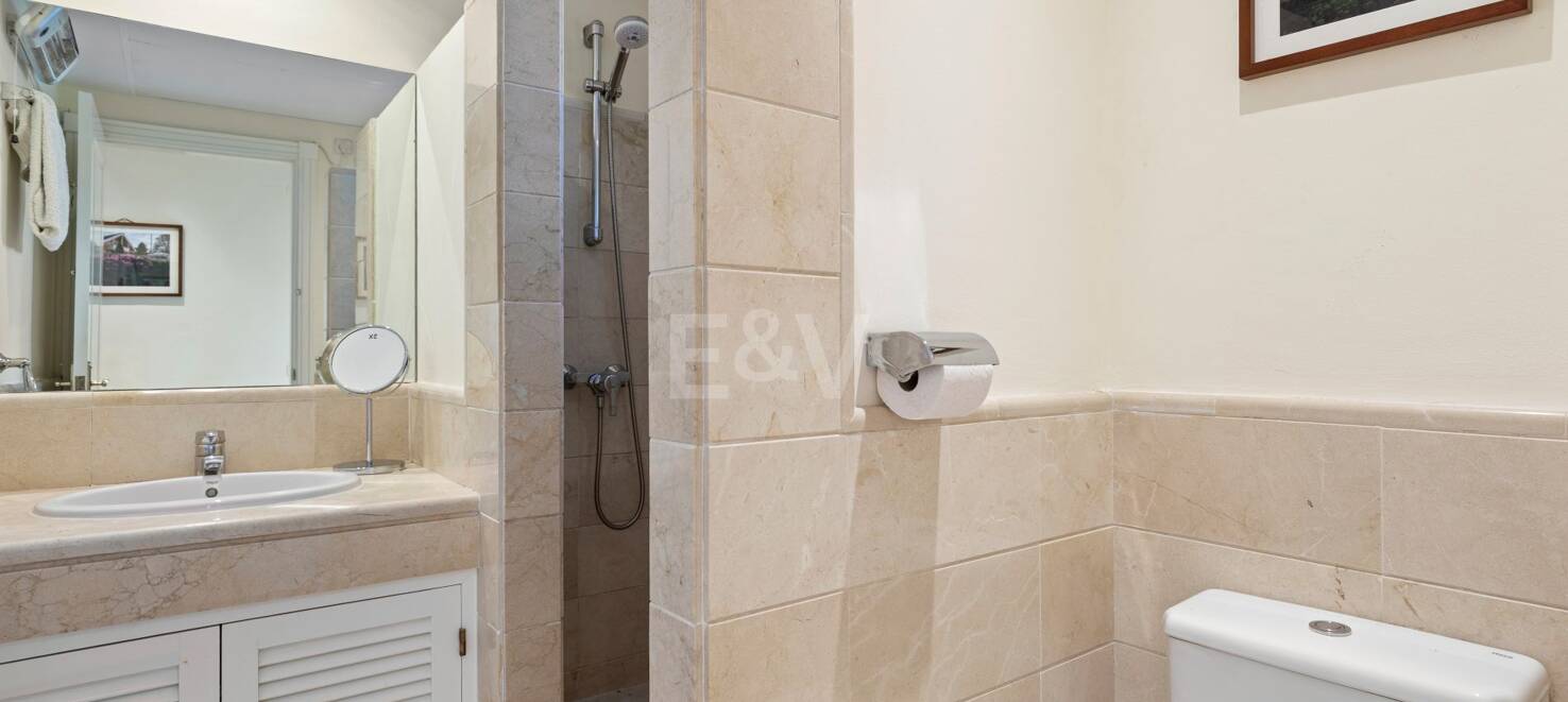 Apartamento con Hermosas Vistas al Mar y Acceso a Comunidad de Golf