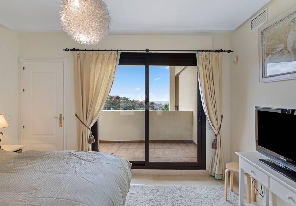Apartment with Beautiful Sea Views and Golf Community Access