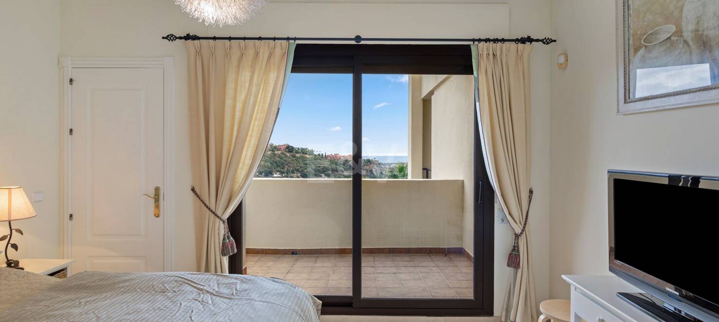 Apartamento con Hermosas Vistas al Mar y Acceso a Comunidad de Golf