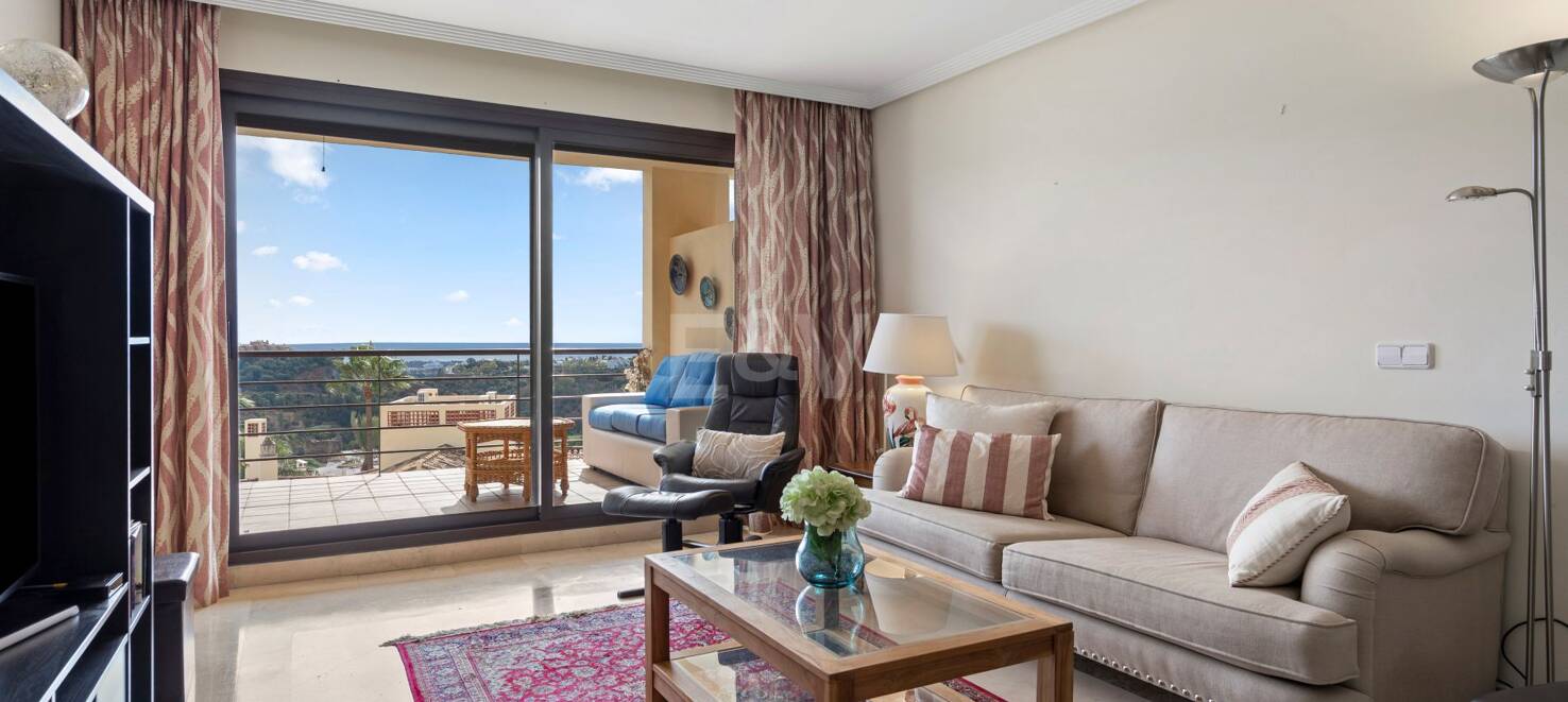 Apartamento con Hermosas Vistas al Mar y Acceso a Comunidad de Golf