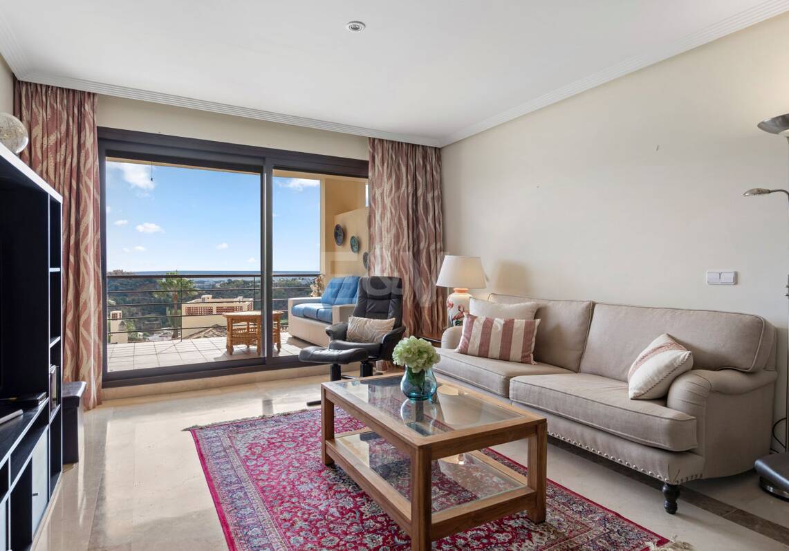 Apartment with Beautiful Sea Views and Golf Community Access