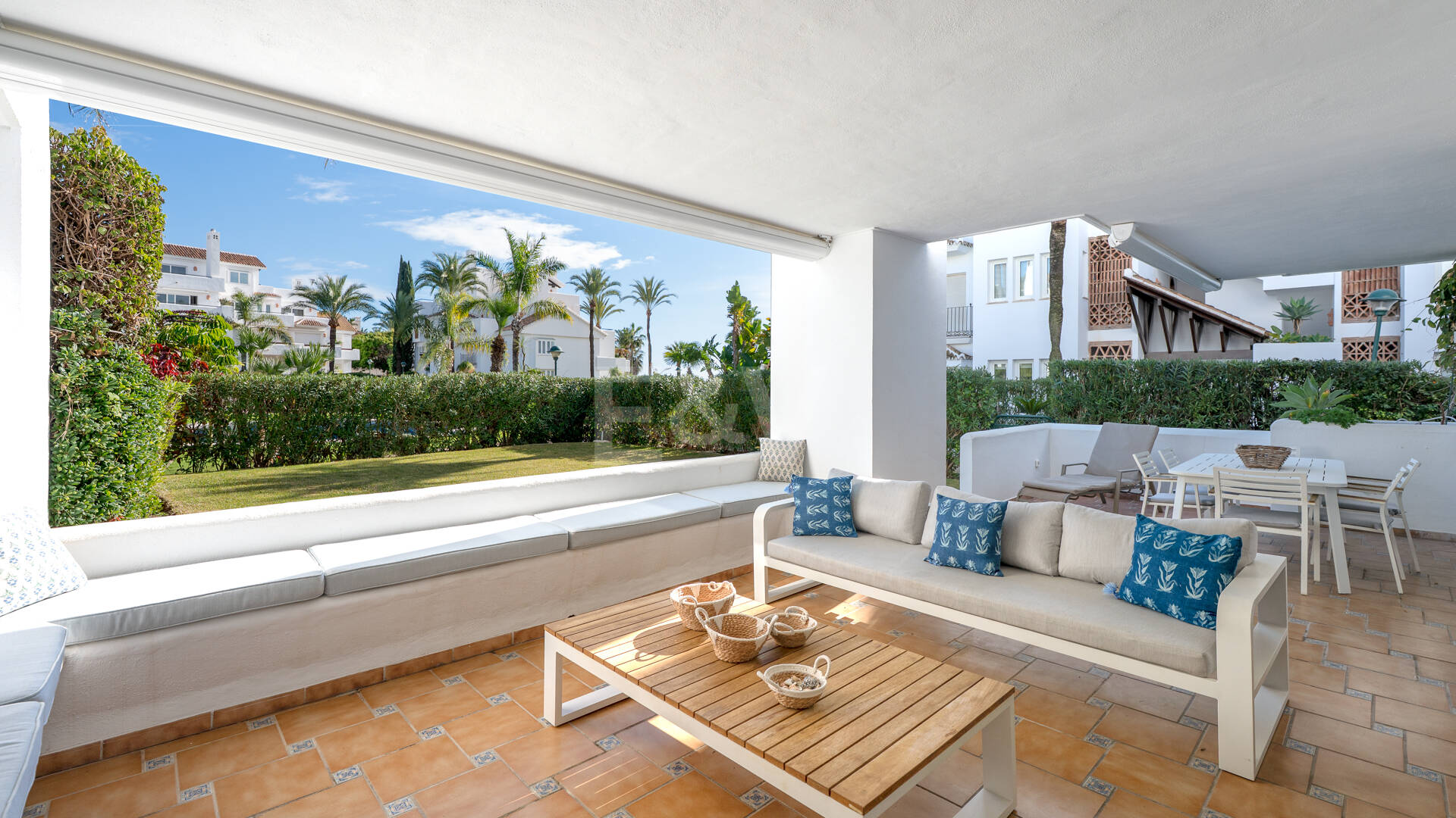 Apartament z ogrodem przy plaży w kompleksie Palm Beach