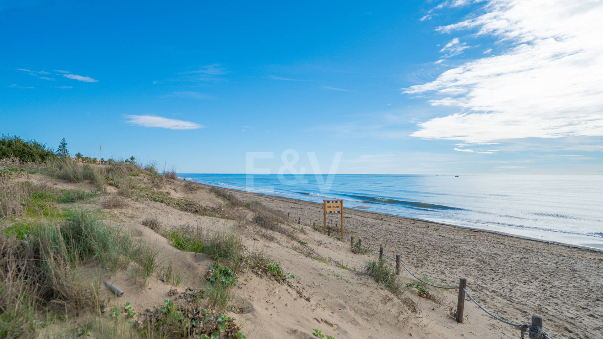 Apartament z ogrodem przy plaży w kompleksie Palm Beach