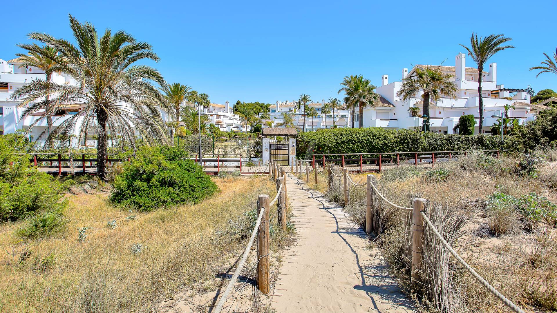 Apartament z ogrodem przy plaży w kompleksie Palm Beach