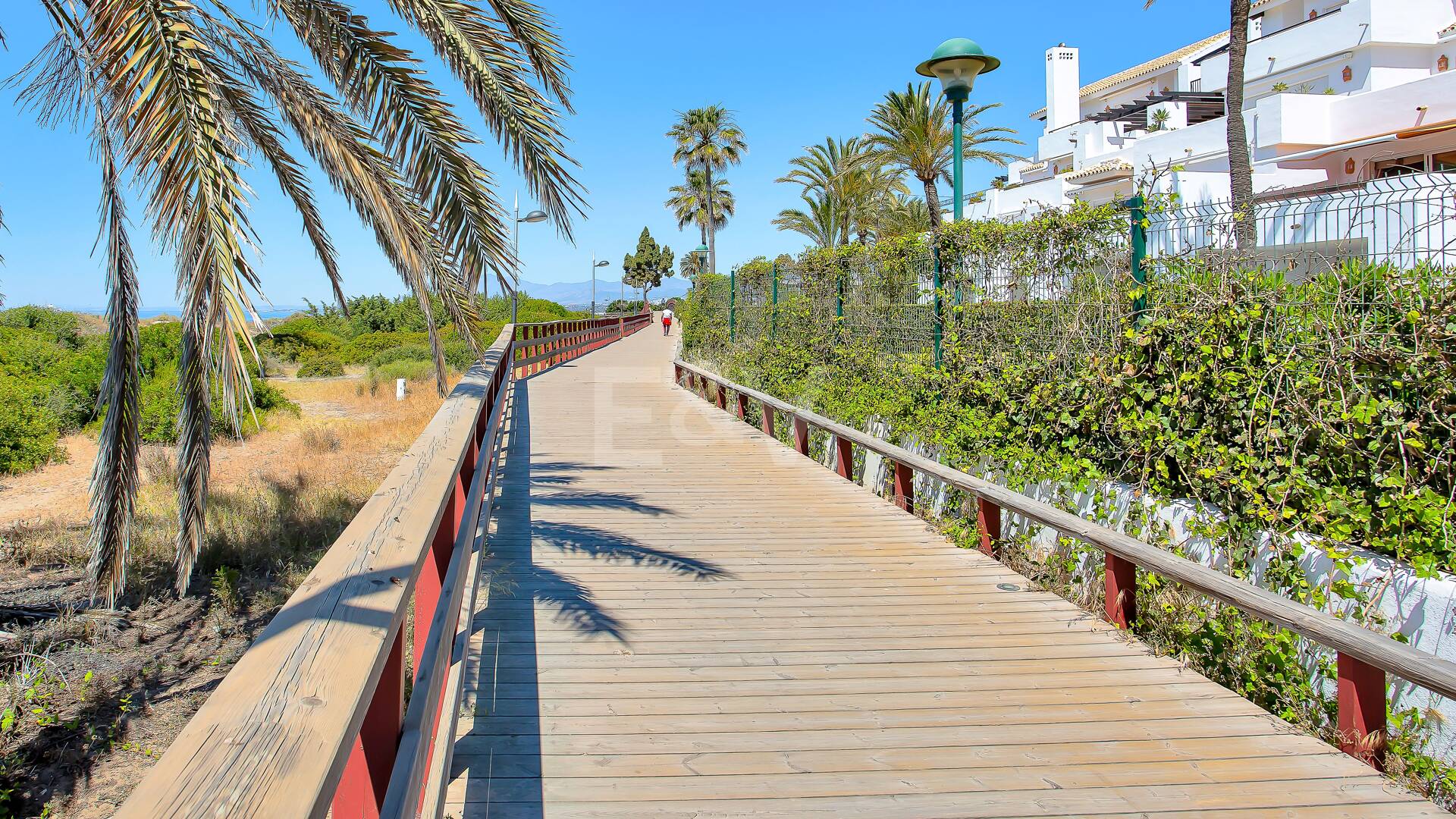 Apartament z ogrodem przy plaży w kompleksie Palm Beach