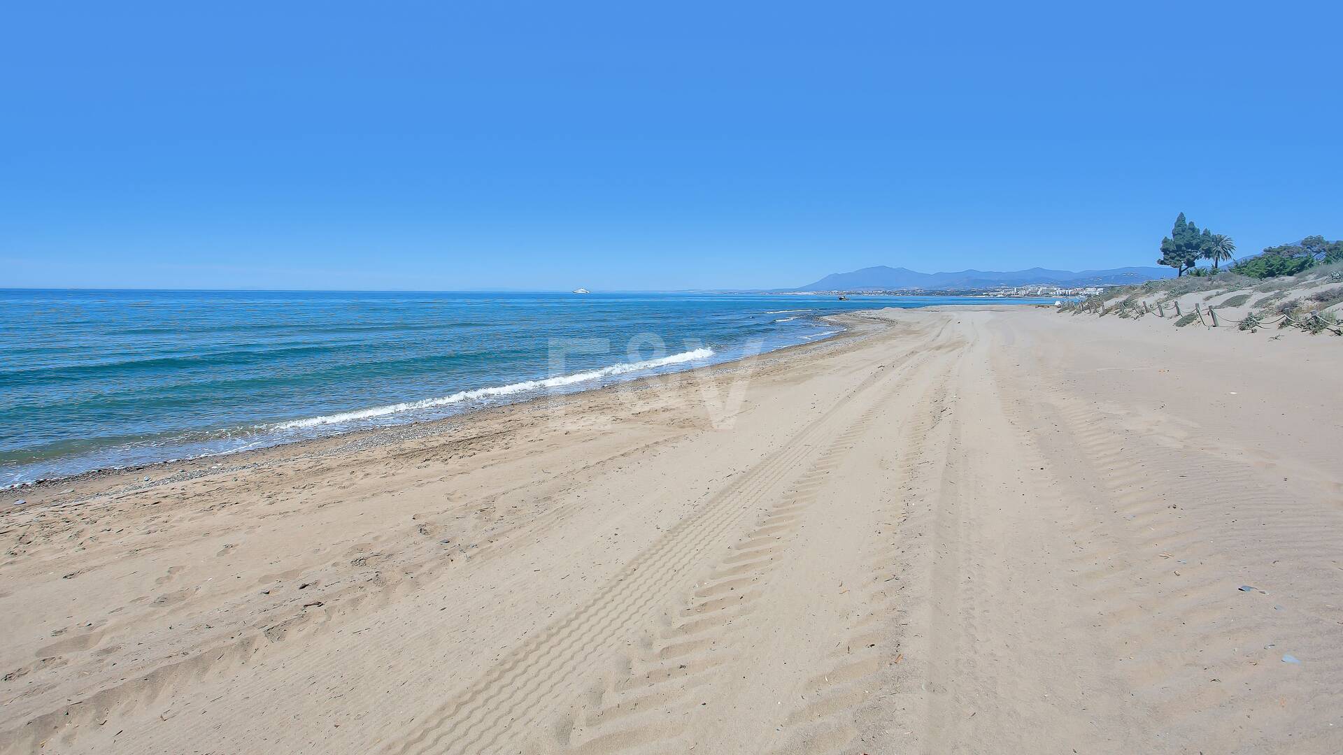 Apartament z ogrodem przy plaży w kompleksie Palm Beach