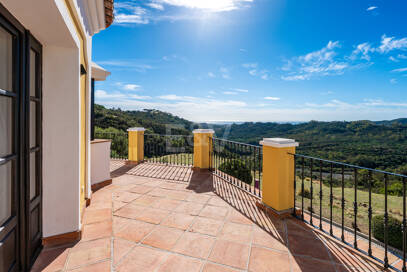 Charmig andalusisk radhus med havs- och bergs Vistas