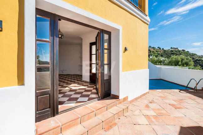 Charmig andalusisk radhus med havs- och bergs Vistas