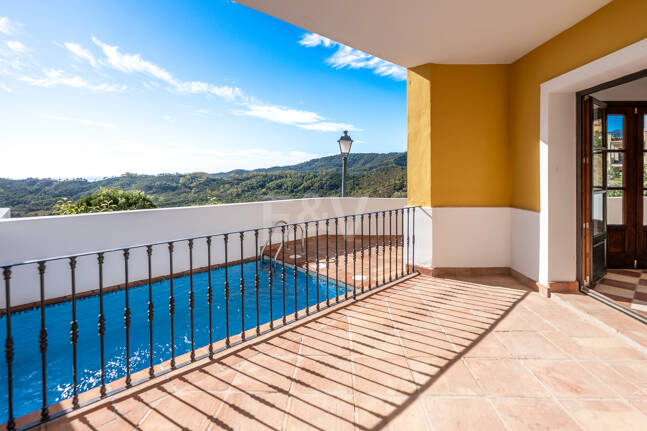 Charmig andalusisk radhus med havs- och bergs Vistas