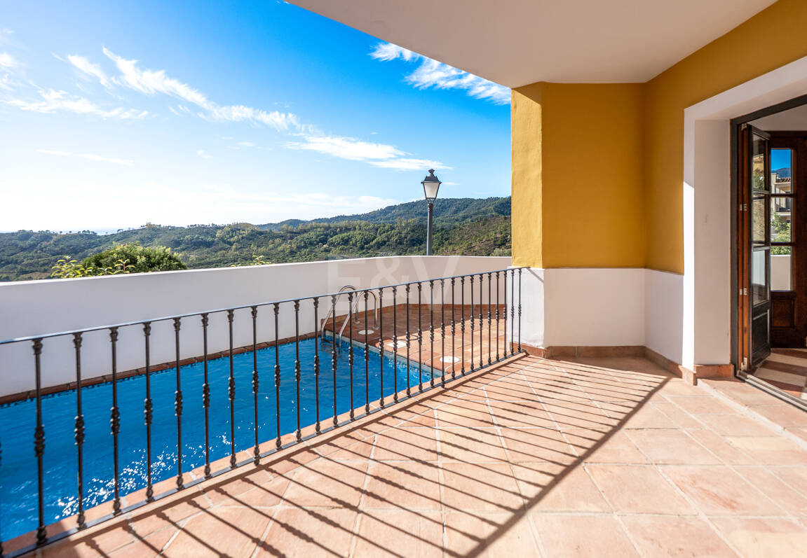 Charmig andalusisk radhus med havs- och bergs Vistas