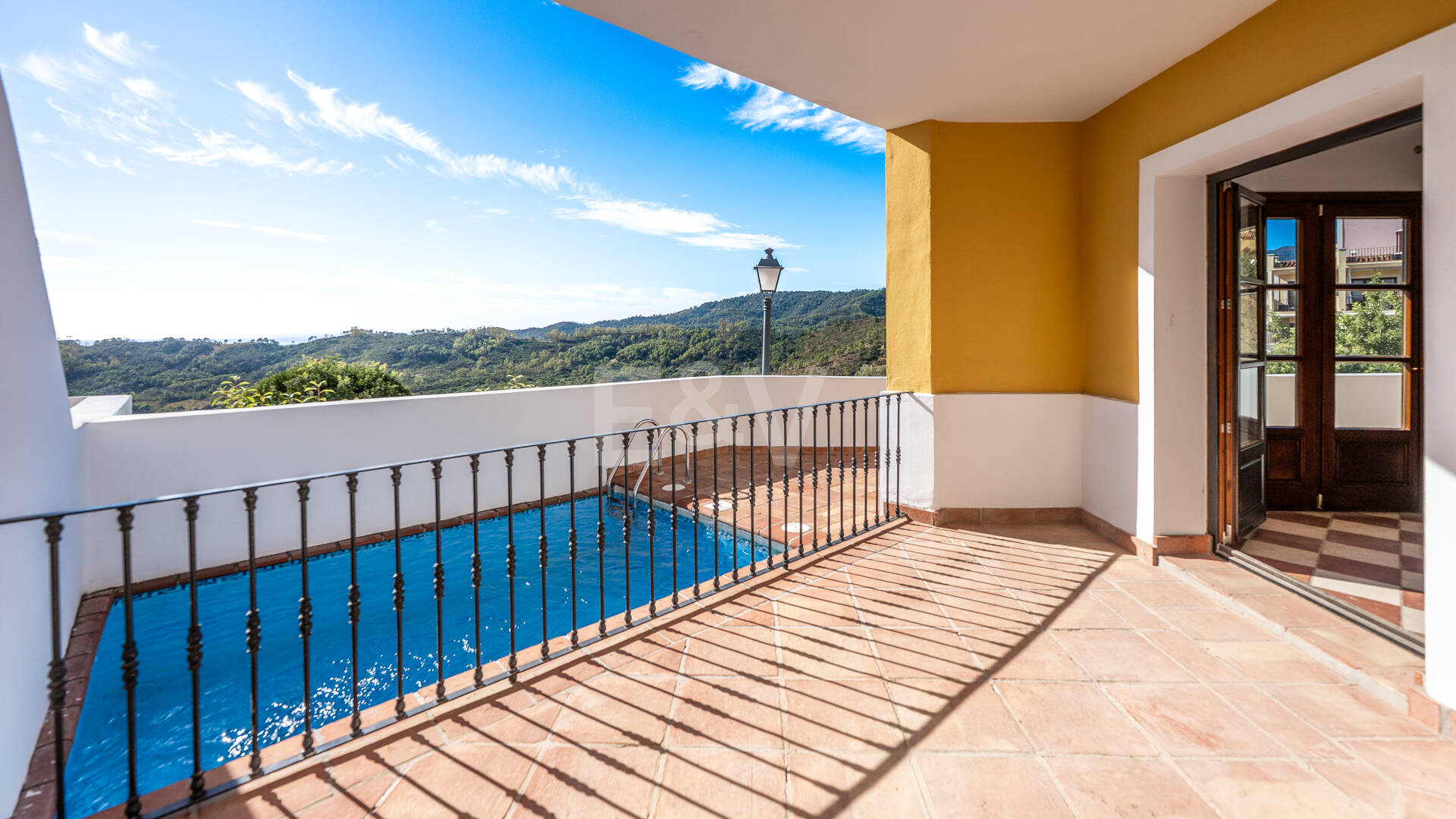 Charmantes andalusisches Stadthaus mit atemberaubendem Meer- und Bergblick