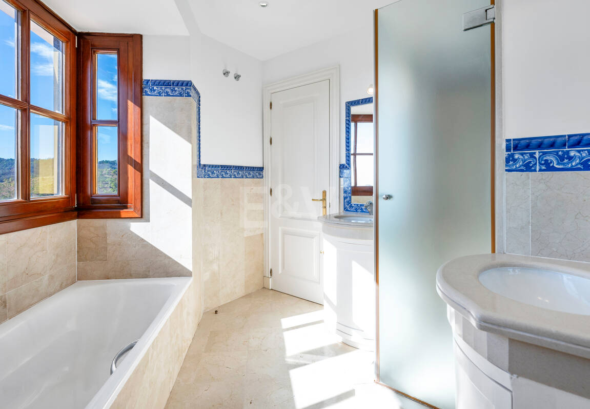 Charmig andalusisk radhus med havs- och bergs Vistas