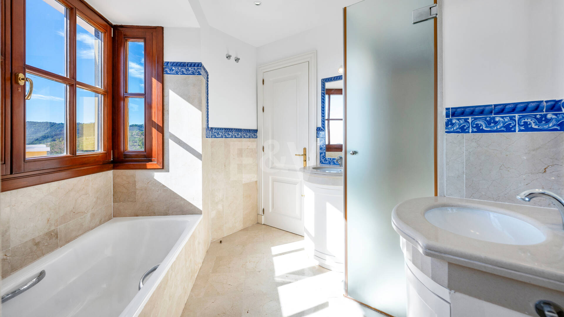 Charmantes andalusisches Stadthaus mit atemberaubendem Meer- und Bergblick