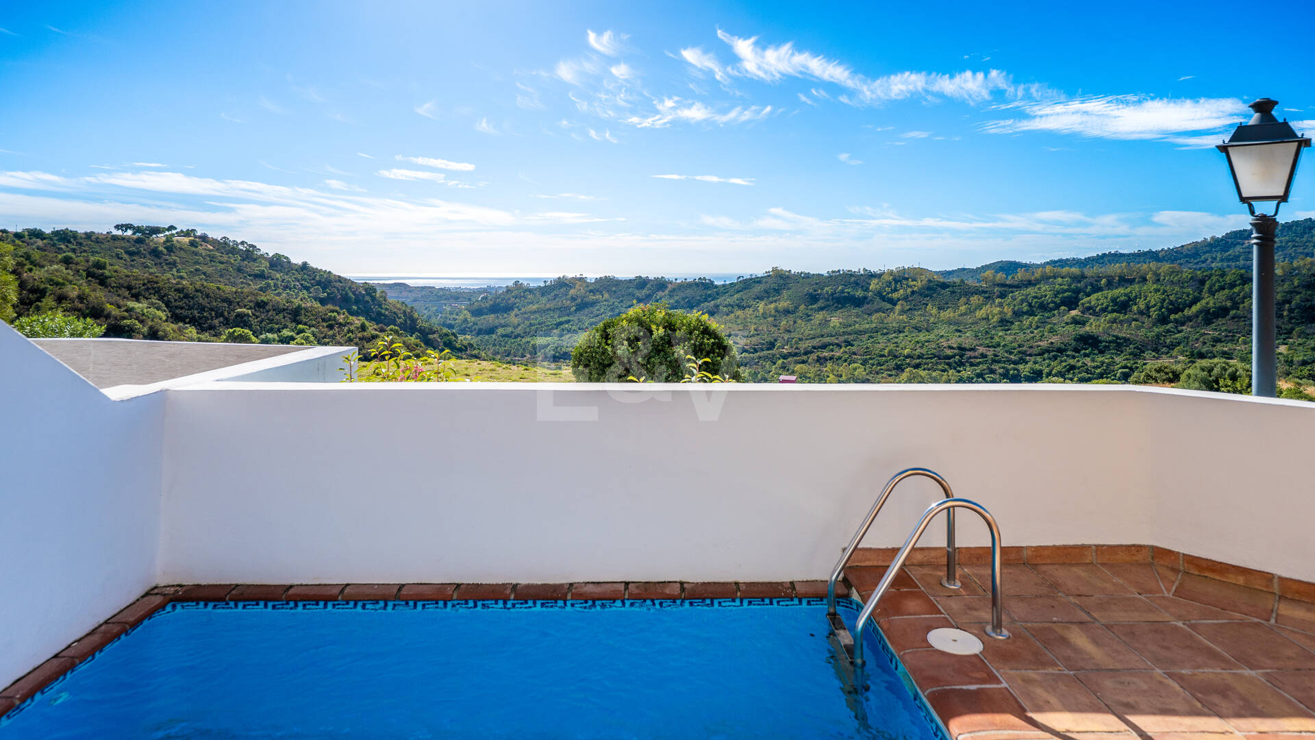 Charmig andalusisk radhus med havs- och bergs Vistas