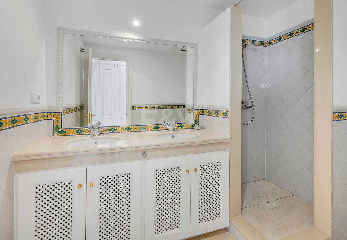 Charmig andalusisk radhus med havs- och bergs Vistas