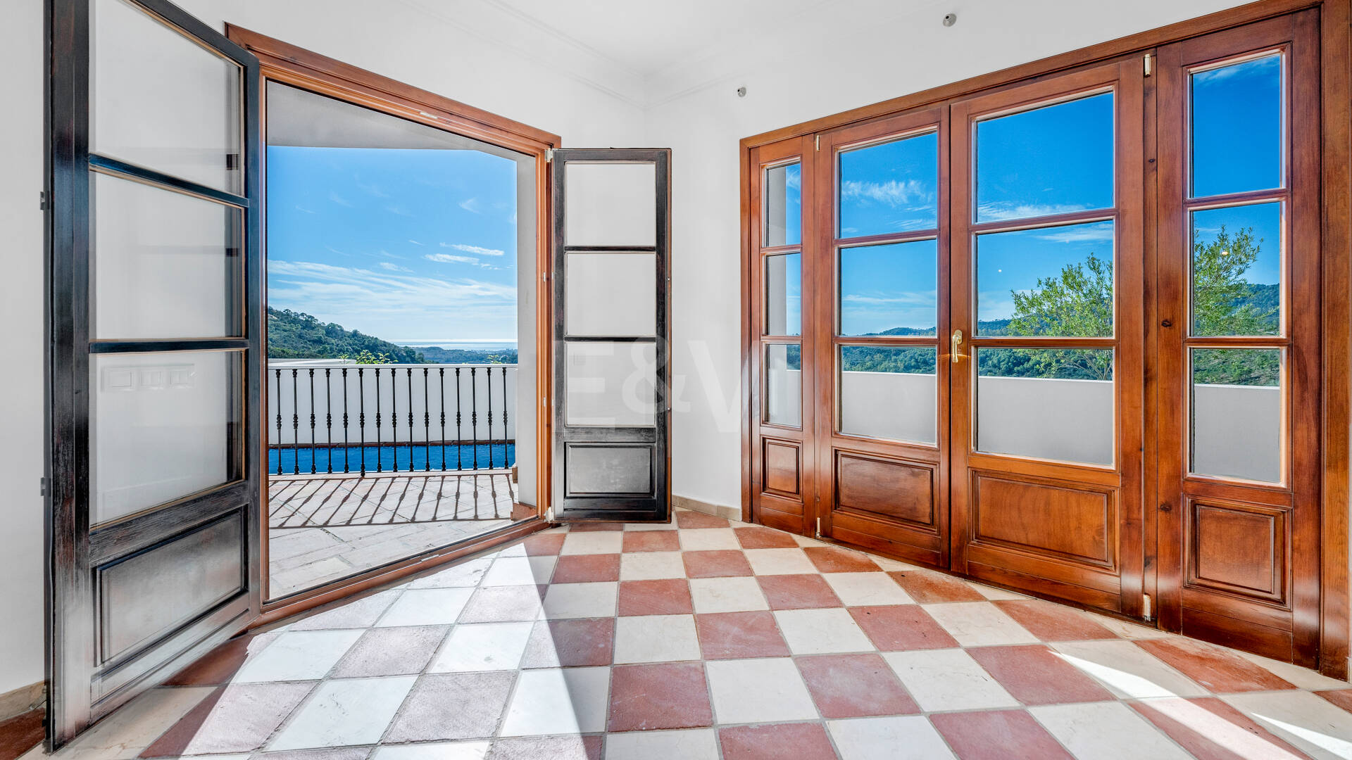 Charmig andalusisk radhus med havs- och bergs Vistas