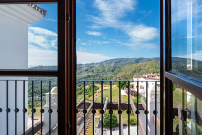 Idylliska andalusiska townhouse med fängslande natur och havsinfuserad utsikt