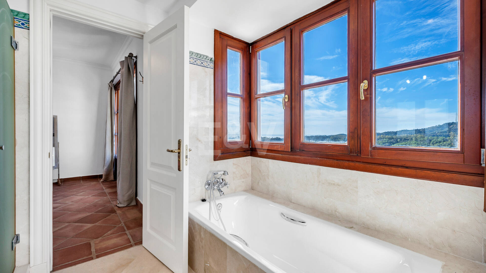 Idylliska andalusiska townhouse med fängslande natur och havsinfuserad utsikt