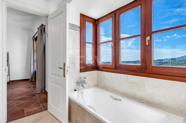 Idylliska andalusiska townhouse med fängslande natur och havsinfuserad utsikt