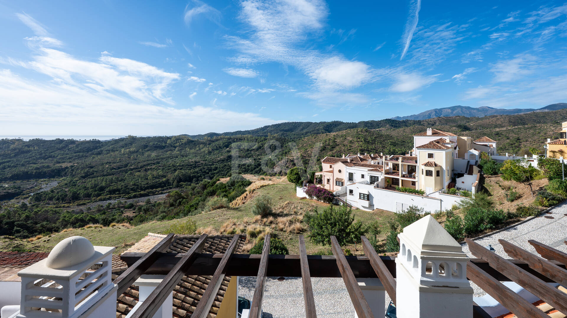 Idylliska andalusiska townhouse med fängslande natur och havsinfuserad utsikt