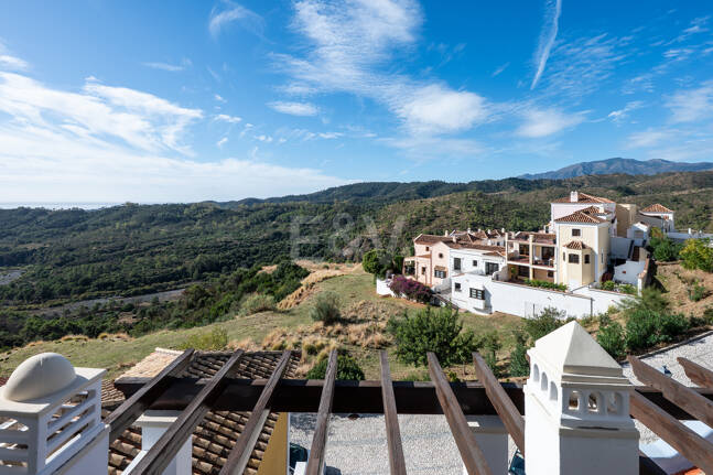 Idylliska andalusiska townhouse med fängslande natur och havsinfuserad utsikt