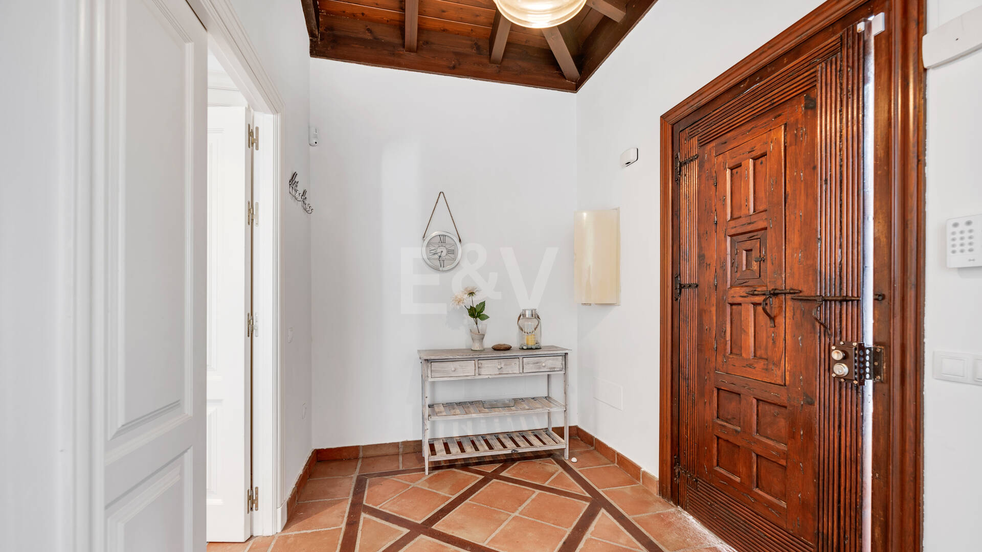 Idylliska andalusiska townhouse med fängslande natur och havsinfuserad utsikt