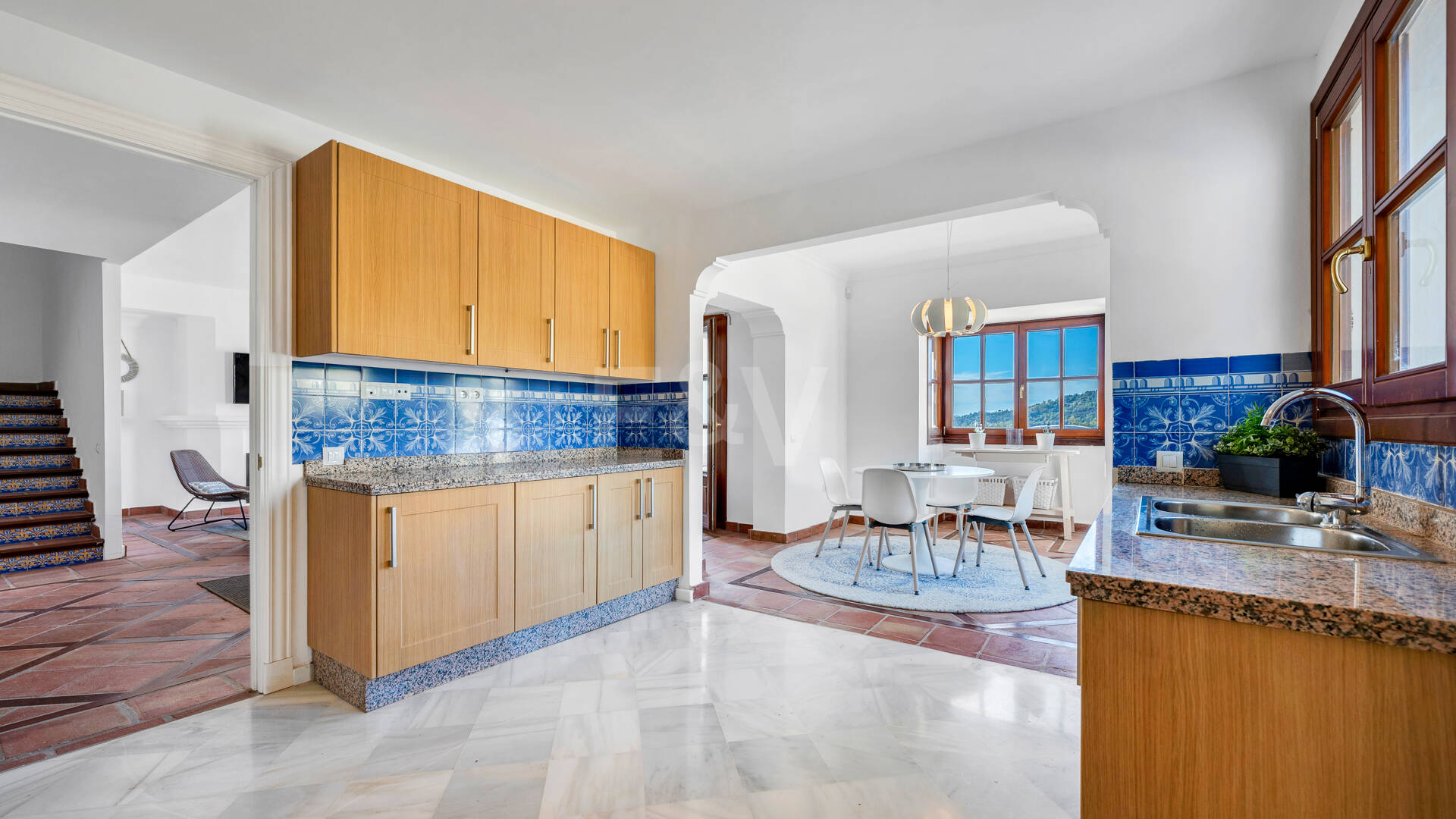 Idylliska andalusiska townhouse med fängslande natur och havsinfuserad utsikt