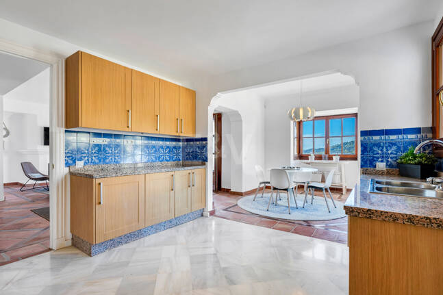 Idylliska andalusiska townhouse med fängslande natur och havsinfuserad utsikt