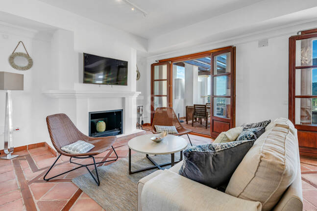 Idylliska andalusiska townhouse med fängslande natur och havsinfuserad utsikt