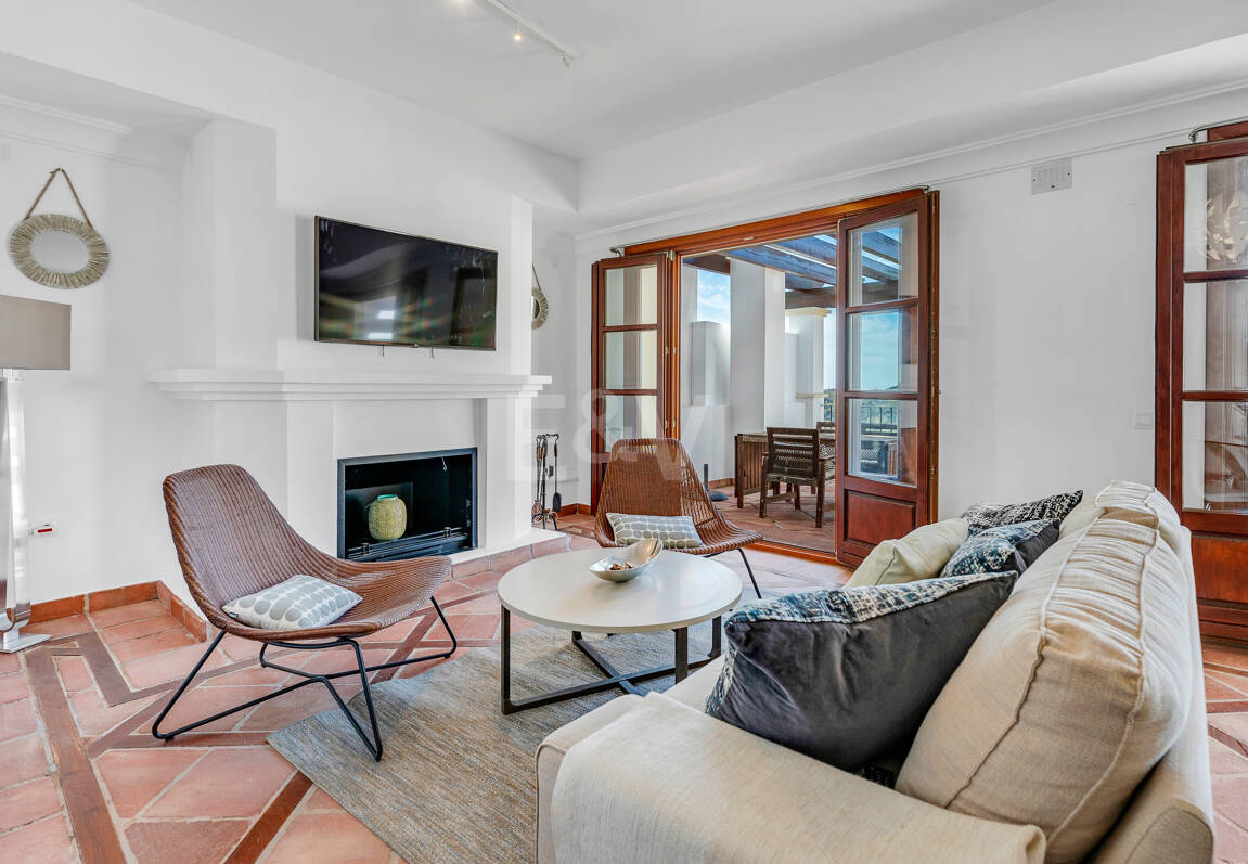 Idylliska andalusiska townhouse med fängslande natur och havsinfuserad utsikt