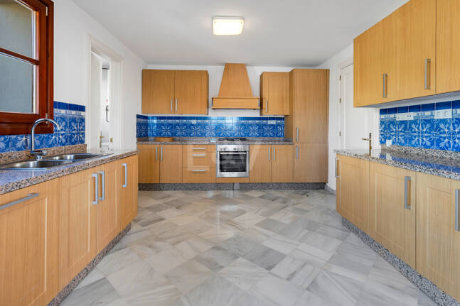 Idylliska andalusiska townhouse med fängslande natur och havsinfuserad utsikt