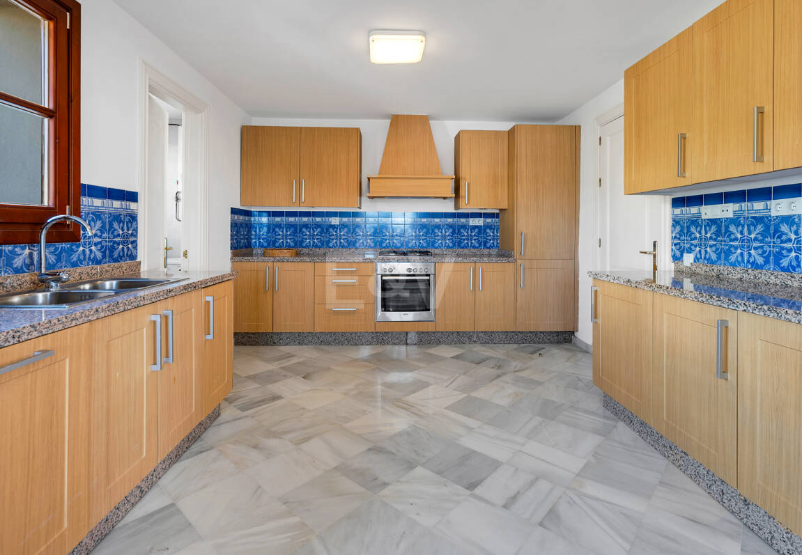 Idylliska andalusiska townhouse med fängslande natur och havsinfuserad utsikt