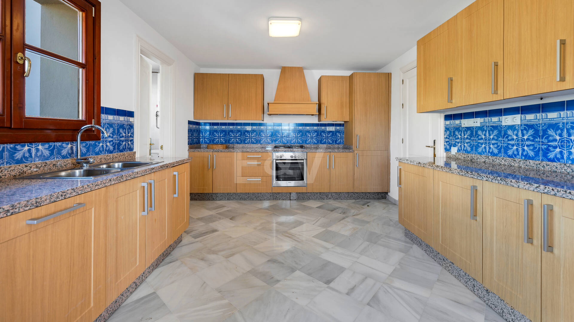 Maison de ville idyllique andalouse avec la nature captivante et des vues en mer