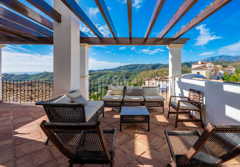 Idylliska andalusiska townhouse med fängslande natur och havsinfuserad utsikt
