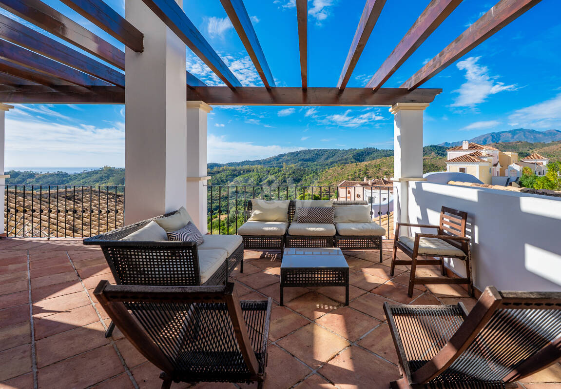 Idylliska andalusiska townhouse med fängslande natur och havsinfuserad utsikt
