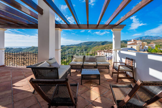 Idylliska andalusiska townhouse med fängslande natur och havsinfuserad utsikt