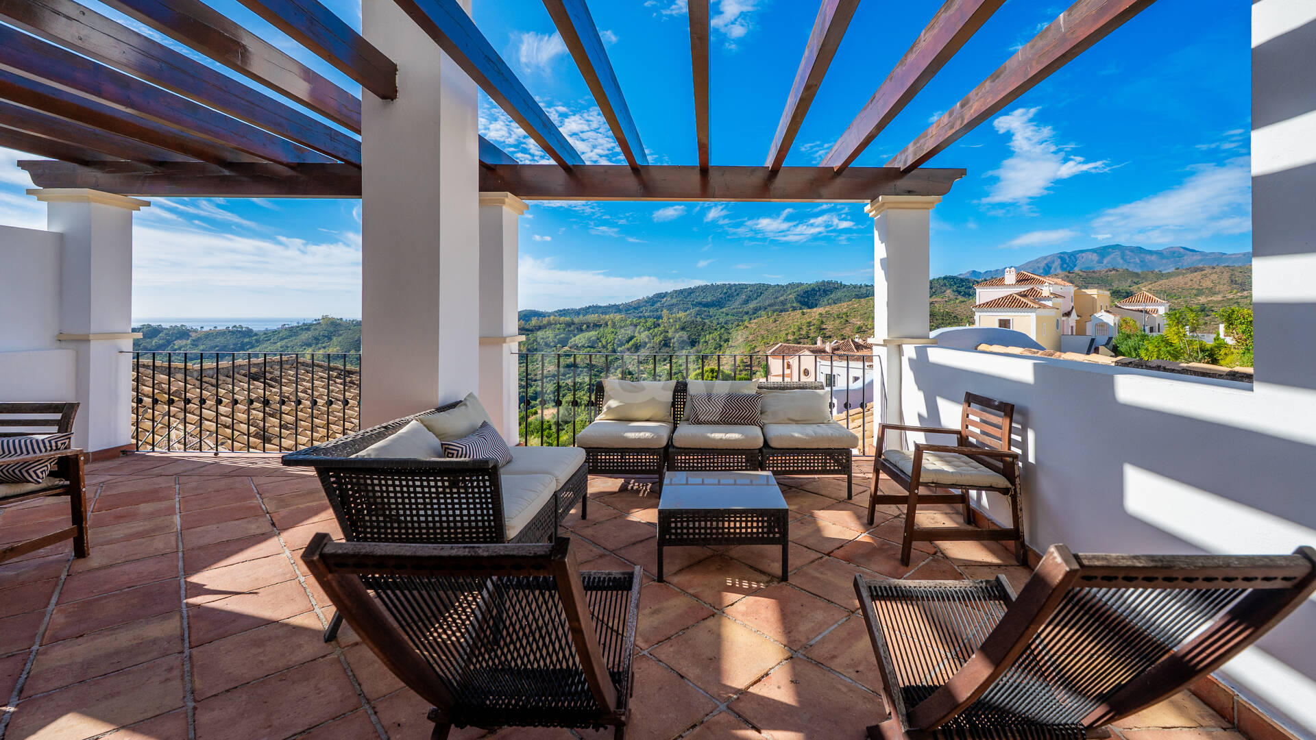 Idylliska andalusiska townhouse med fängslande natur och havsinfuserad utsikt