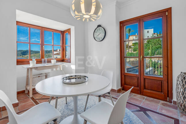 Idylliska andalusiska townhouse med fängslande natur och havsinfuserad utsikt