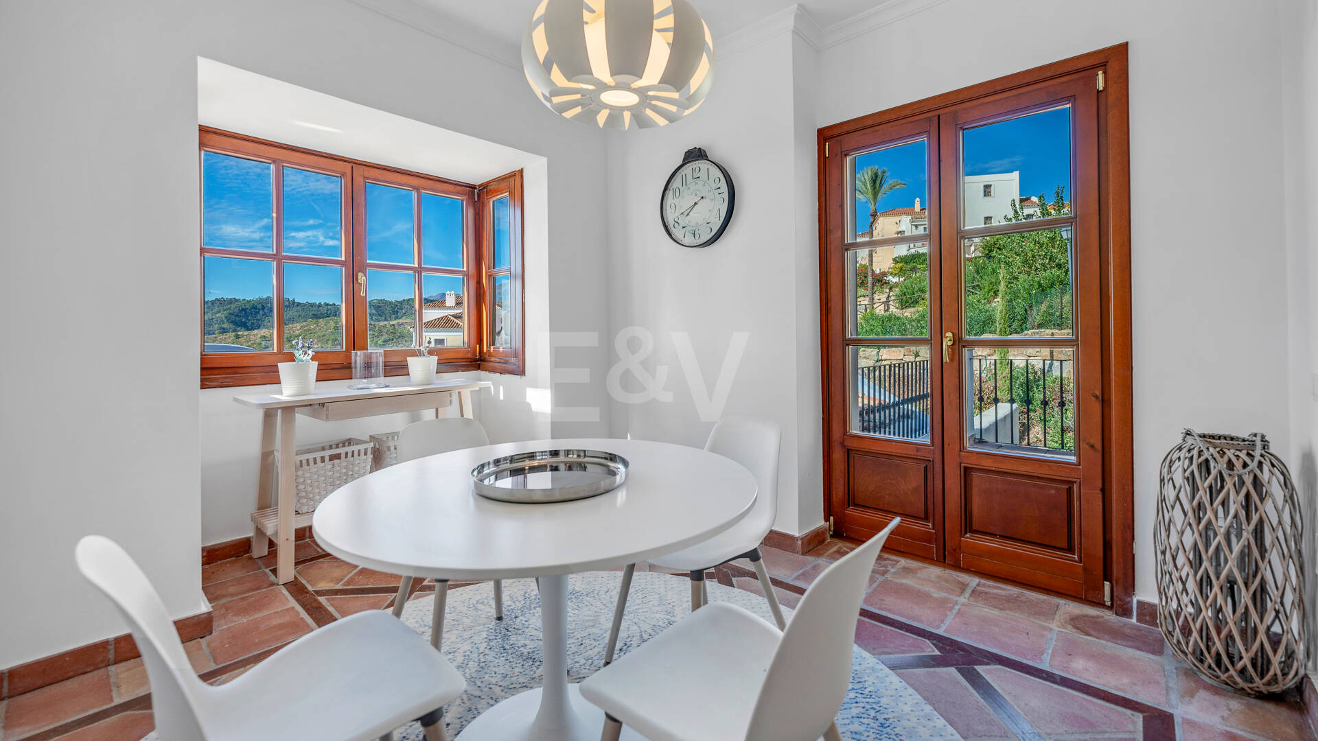 Idylliska andalusiska townhouse med fängslande natur och havsinfuserad utsikt