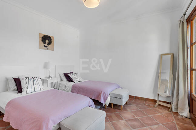 Idylliska andalusiska townhouse med fängslande natur och havsinfuserad utsikt