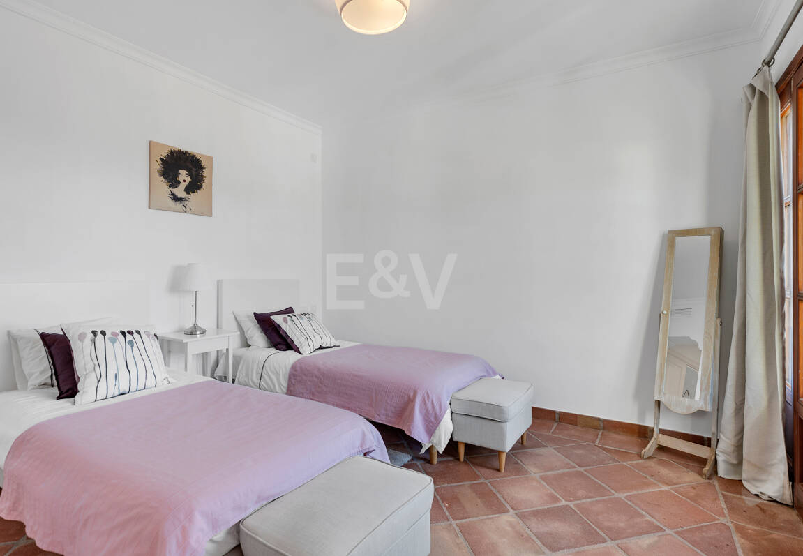 Idylliska andalusiska townhouse med fängslande natur och havsinfuserad utsikt