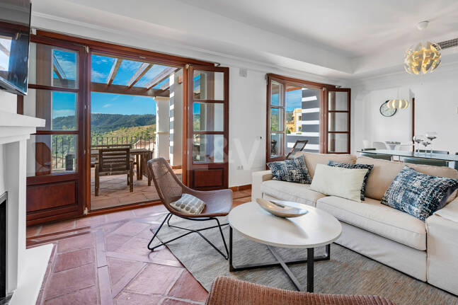 Idylliska andalusiska townhouse med fängslande natur och havsinfuserad utsikt