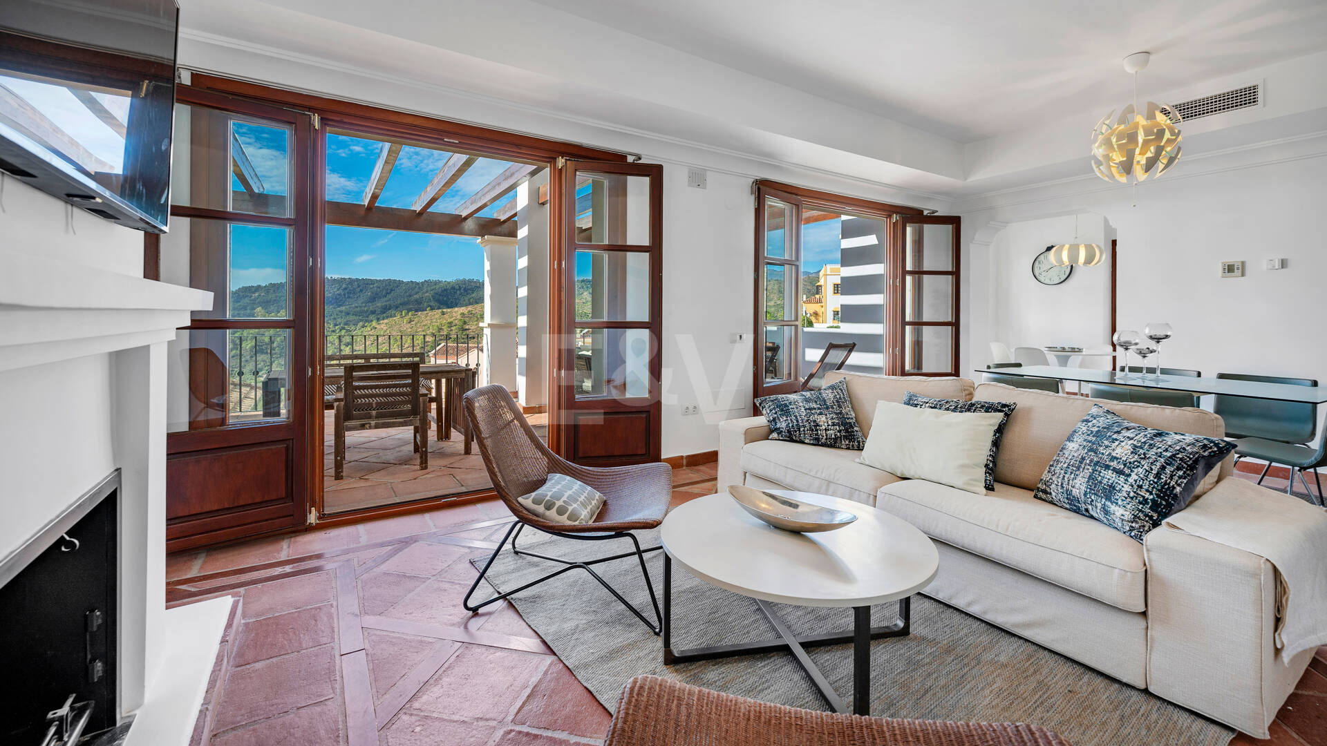 Idylliska andalusiska townhouse med fängslande natur och havsinfuserad utsikt