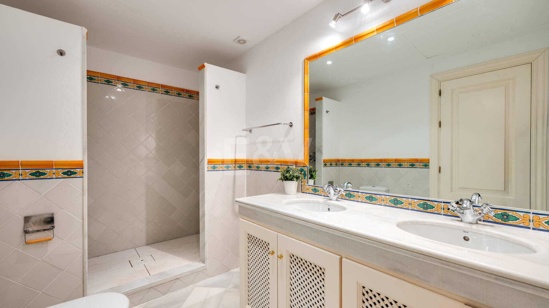 Idylliska andalusiska townhouse med fängslande natur och havsinfuserad utsikt