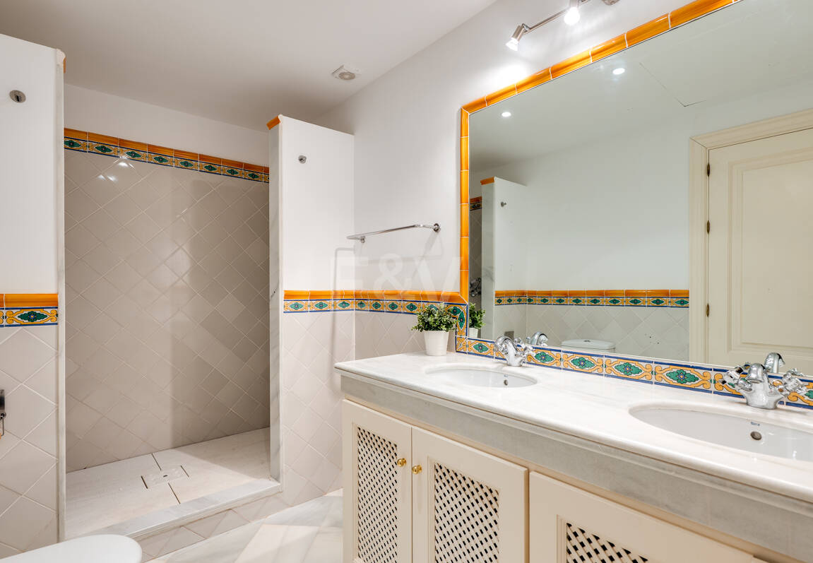 Idylliska andalusiska townhouse med fängslande natur och havsinfuserad utsikt